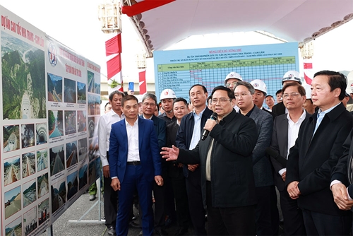 Thủ tướng Chính phủ Phạm Minh Chính kiểm tra dự án xây dựng đường bộ cao tốc Nha Trang - Cam Lâm